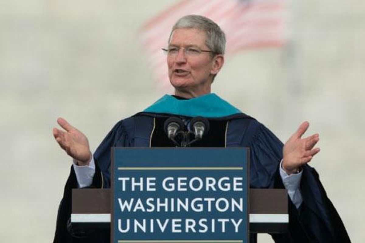 CEO Apple Tim Cook saat berbicara di hadapan wisudawan Universitas Washington tahun 2015