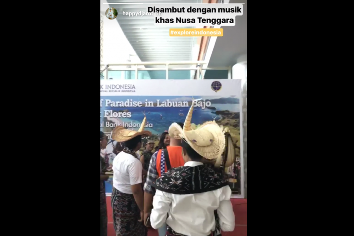 Suasana kedatangan mantan Gubernur DKI Djarot Saiful HIdayat bersama keluarga di Labuan Bajo, Nusa Tenggara Timur terekam dalam insta story di akun Instagram istrinya, Happy Farida.