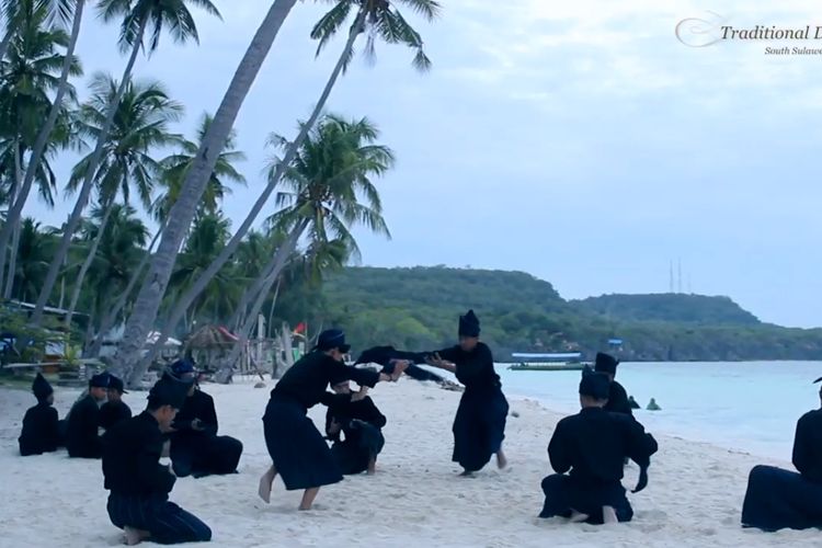 Tari Pa?bitte Passapu yang ditarikan Sanggar Seni Budaya Turiolo Kajang. 