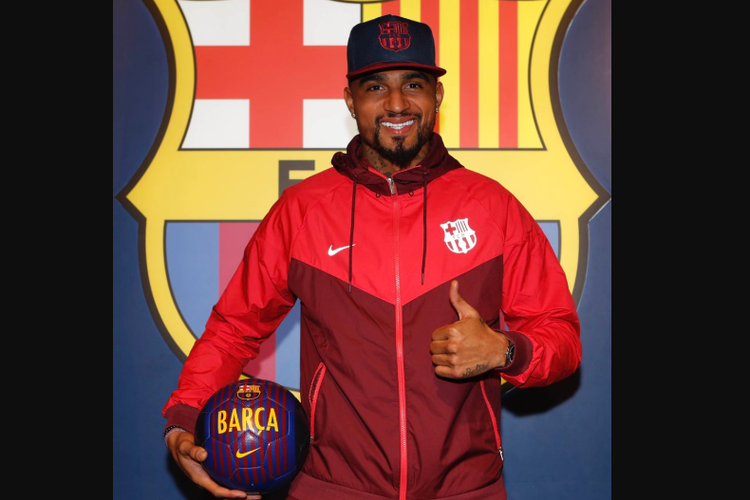 Kevin-Prince Boateng berpose di depan logo FC Barcelona seusai resmi dipinjamkan oleh Sassuolo, 21 Januari 2019. 