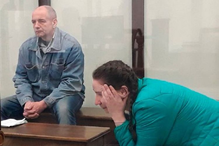 Viktar Syarhel dan Natalya Kolb, dua pelaku pembunuhan dan pemenggalan bayi delapan bulan di Belarus. Syarhel dihukum mati dengan cara ditembak di belakang kepala. Sementara Kolb yang merupakan ibu si bayi dipenjara 25 tahun.