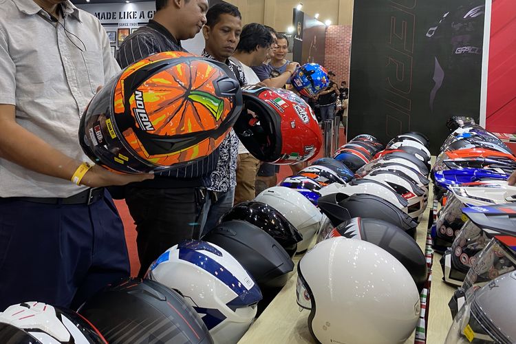 Konsumen memilih helm diskon di IMOS 2023