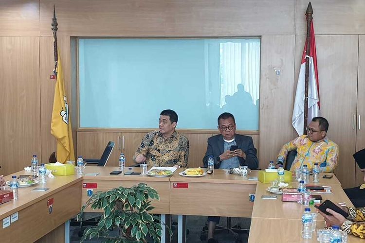 Calon Wakil Gubernur DKI Jakarta Ahmad Riza Patria saat mendatangi Fraksi Golkar DPRD DKI Jakarta, Senin (3/2/2020)