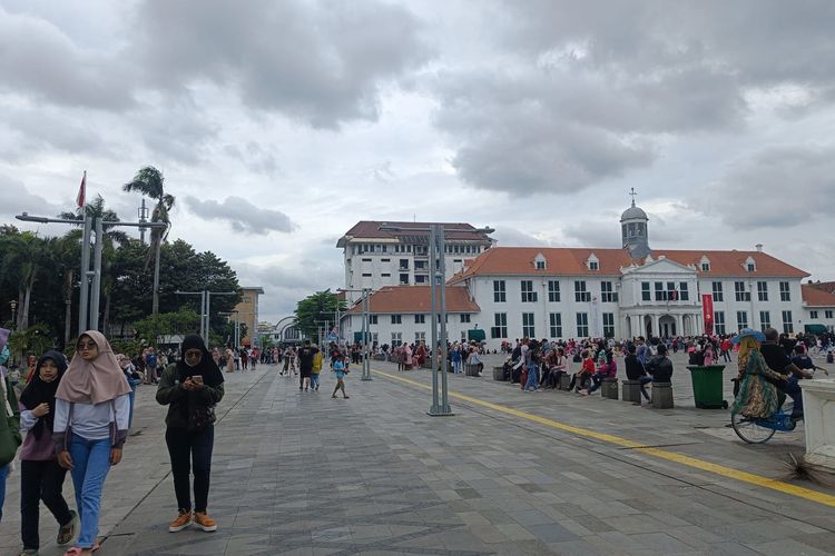 Ada yang berbeda dengan Kawasan Kota Tua Jakarta hari ini. Meski terlihat ramai oleh pengunjung seperti biasanya saat akhir pekan, tetapi deretan pedagang kaki lima (PKL) tak lagi memenuhi beberapa ruas jalanan di sana, Minggu (29/1/2023).