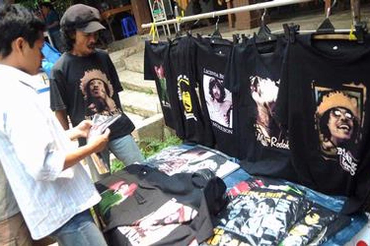 Inilah kaos-kaos bergambar legenda Betawai Benyamin Sueb atau Benyamin S yang dijual di Situ Babakan, Jakarta Selatan, Kamis (1/9/2011), saat banyak pengunjung di musim libur Lebaran 1432 H.