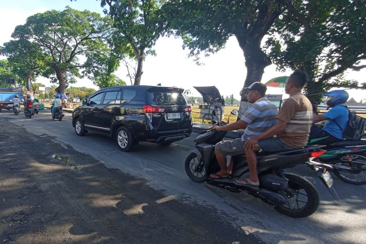 Banyak pengendara motor tidak memakai helm di jalan raya