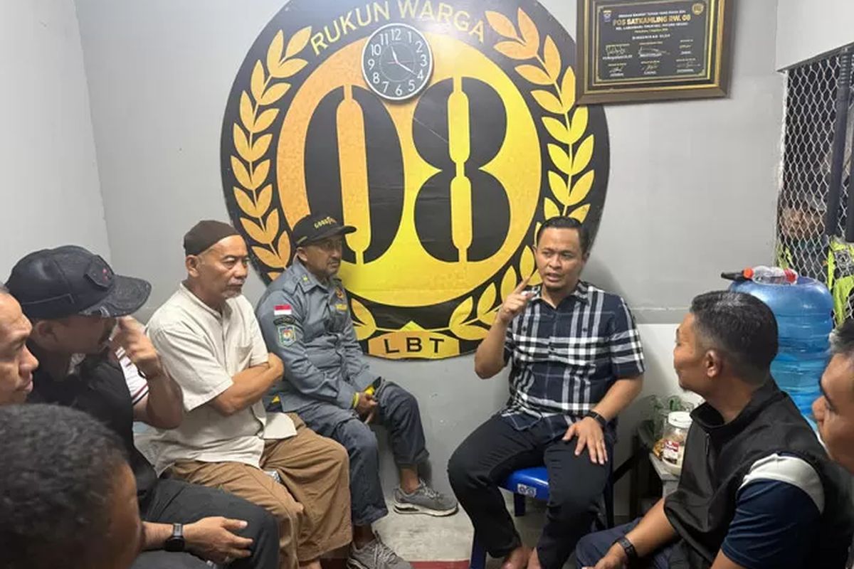 Wali Kota Pekanbaru Agung Nugroho melakukan tinjauan ke Pos Satkamling RW 08 Kelurahan Labuh Baru Timur, Kecamatan Payung Sekaki.