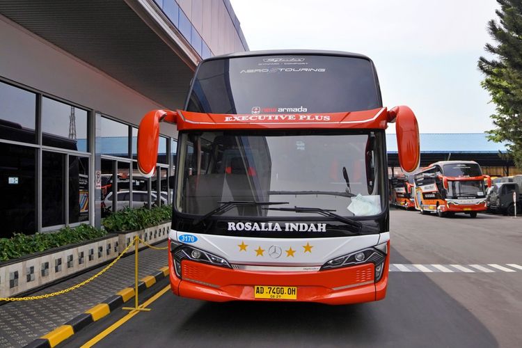 Bus baru PO Rosalia Indah buatan Karoseri New Armada