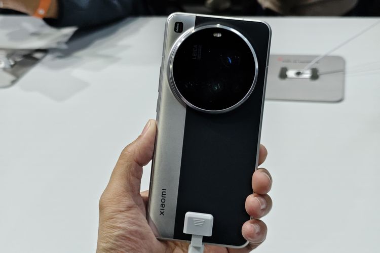 Xiaomi 15 Ultra memiliki tiga pilihan warna yaitu putih, hitam, dan Silver Chrome dengan kombinasi hitam putih mirip kamera lawas Leica. 