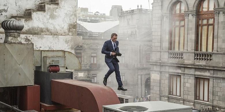 James Bond alias Daniel Craig dalam scene pembuka 'Spectre' sedang melompati atap Zocalo, Mexico City