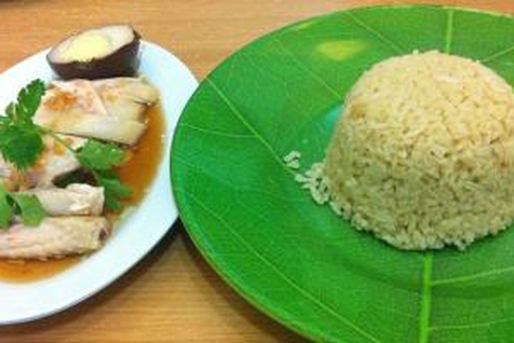 Nasi Ayam Hainam yang harum dan gurih dan ayamnya yang lembut.