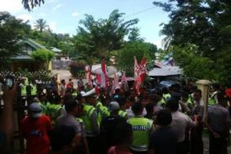 Puluhan mahasiswa dari Gerakan Mahasiswa Nasional Indonesia (GMNI) Cabang Kefamenanu, Kabupaten Timor Tengah Utara (TTU), Nusa Tenggara Timur (NTT), menggelar aksi demo di kantor Kepolisian Resor (Polres) TTU, Sabtu (21/3/2015) siang, menuntut Kapolres bertanggung jawab atas aksi brutal anggota polisi terhadap warga