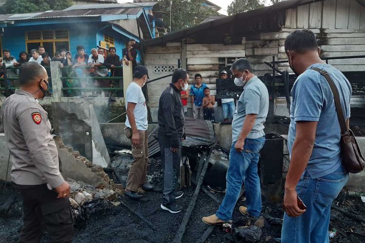 Personel Polres Kota Sibolga melakukan olah TKP usai kejadian kebakaran yang merenggut 3 nyawa warga di Jalan Kamboja, Kelurahan Simaremare, Kecamatan Sibolga Utara, Kota Sibolga, Selasa (7/12/2021) pagi.