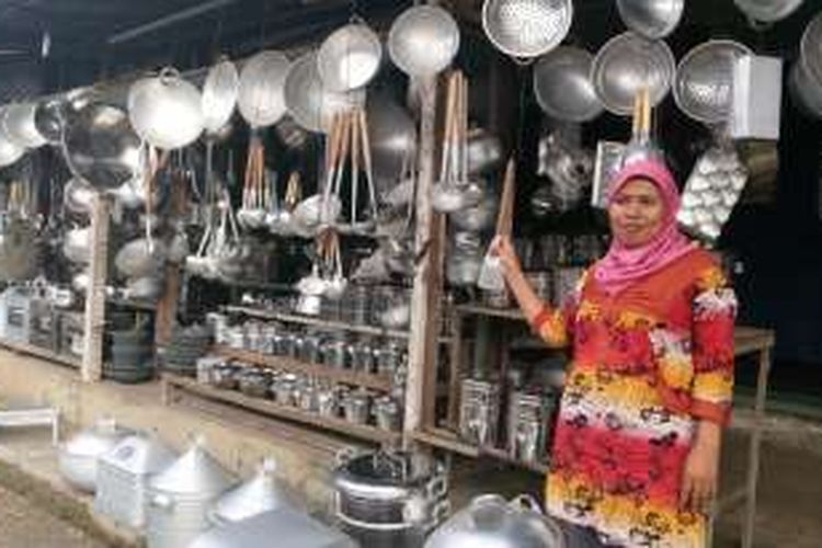 Industri Sayangan yang berada di Dusun Tegalpakis, Kecamatan Kalibaru, Kabupaten Banyuwangi, Jawa Timur, bisa dikatakan surga bagi para ibu rumah tangga.  
 