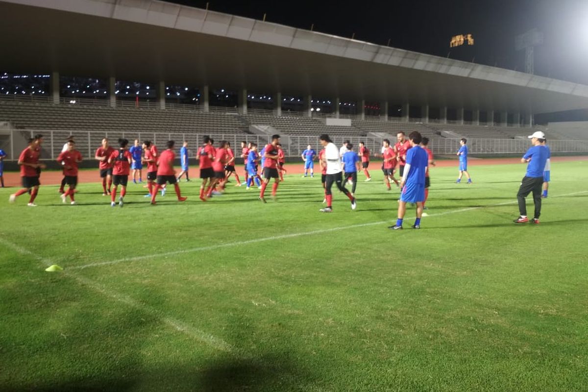 Suasana latihan perdana timnas Indonesia di bawah asuhan pelatih Shin Tae-yong di Stadion Madya, Jumat 14 Februari 2020.