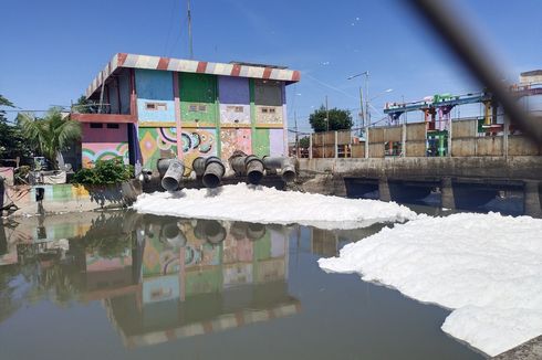 Kesaksian Warga soal Busa Putih yang Selimuti Permukaan Sungai di Surabaya: Setinggi Tembok hingga Berbau