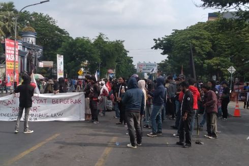 Demo Tolak Omnibus Law di Makassar, Mahasiswa Kembali Tutup Jalan