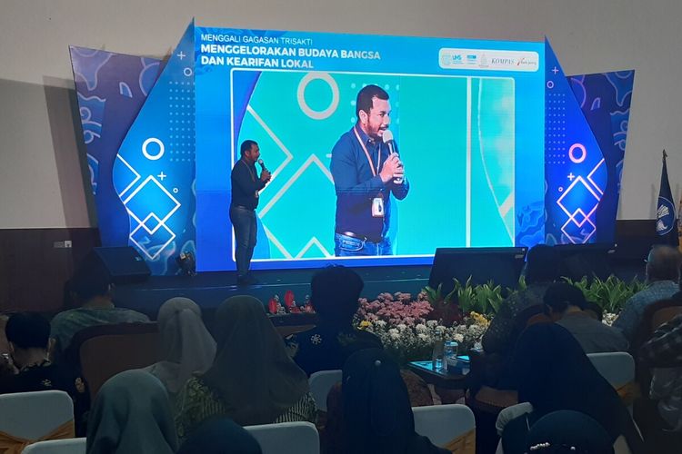 Peneliti Litbang Kompas, Christian Marides Marpaung memaparkan hasil survei Litbang Kompas talkshow bertema “Menggali Gagasan Trisakti, Menggelorakan Budaya Bangsa dan Kearifan Lokal yany digelar Universitas Sebelas Maret bekerja sama dengan Kompas dengan dukungan Bank Jateng di UNS Solo, Jawa Tengah, Jumat (24/6/2022).