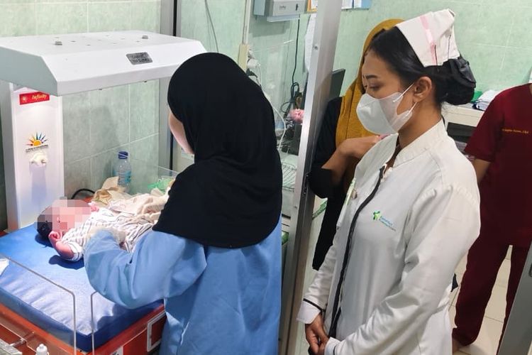 Bayi Perempuan Ditemukan dalam Kardus di Trotoar Ambon, Ari-ari Masih Menempel