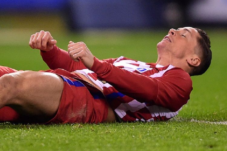 Striker Atletico Madrid, Fernando Torres, tampak kecewa seusai gagal mencetak gol ke gawang Deportivo La Coruna pada pertandingan La Liga di Stadion Riazor, Kamis (2/3/2017). 
