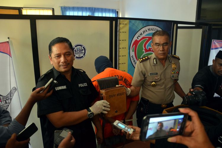 Barang bukti berupa tas bawaan milik terduga pelaku kasus narkoba ditulisi BNN Maluku Utara, Jumat (2/6/2017)  