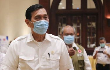 Menko Bidang Kemaritiman dan Investasi Luhut Binsar Pandjaitan memimpin rapat koordinasi terkait menghadapi bencana banjir 2020-2021 di Jakarta, Senin (30/11/2020).