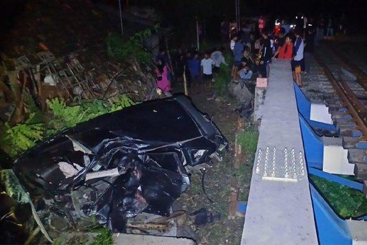 
Mobil Honda CRV nopol N 1255 YZ tertabrak KA Kertajaya Surabaya-Jakarta di pelintasan KA tanpa palang pintu di Dusun Kruwul, Desa Sukoanyar, Minggu (23/3/2025) malam. Empat penumpang satu keluarga selamat kerana berhasil keluar sebelum kejadian.