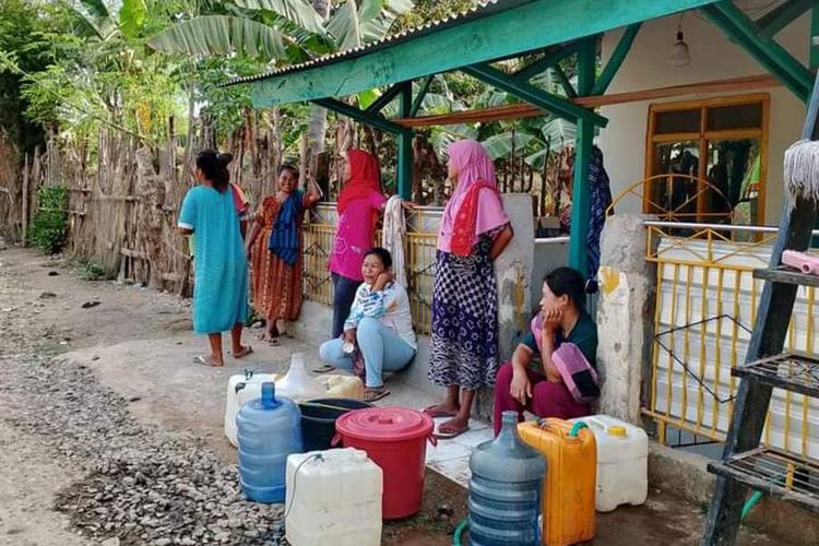 Sebagian warga Dusun Soro Bugis, Desa Karumbu, Kecamatan Langgudu, Kabupaten Bima saat antre mengambil air bersih di desa induk.