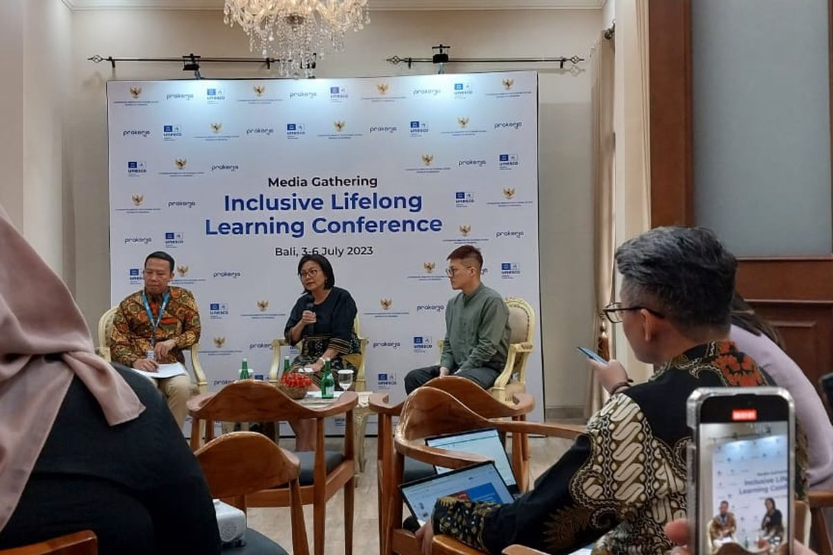 Direktur Eksekutif Prakerja Denni Puspa Purbasari (tengah), Pelaksana Bidang Pendidikan UNESCO Jakarta Zakki Gunawan (kiri) memberikan keterangan pers terkait pelaksanaan ILLC di Bali, Jakarta, Selasa (20/6/2023).