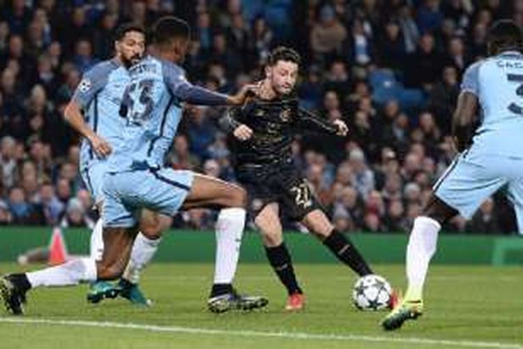 Pemain sayap Celtic FC, Patrick Roberts, mendapat pengawalan ketat dari para pemain Manchester City pada pertandingan Liga Champions di Stadion Etihad, Selasa (6/12/2016). 