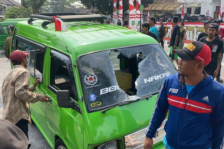 Satu unit angkot di Kota Sukabumi mengalami kaca pecah saat bentrokan antara sopir angkot dan ojol di Jalan R. Syamsudin Kota Sukabumi. Selaa (20/8/2024)
