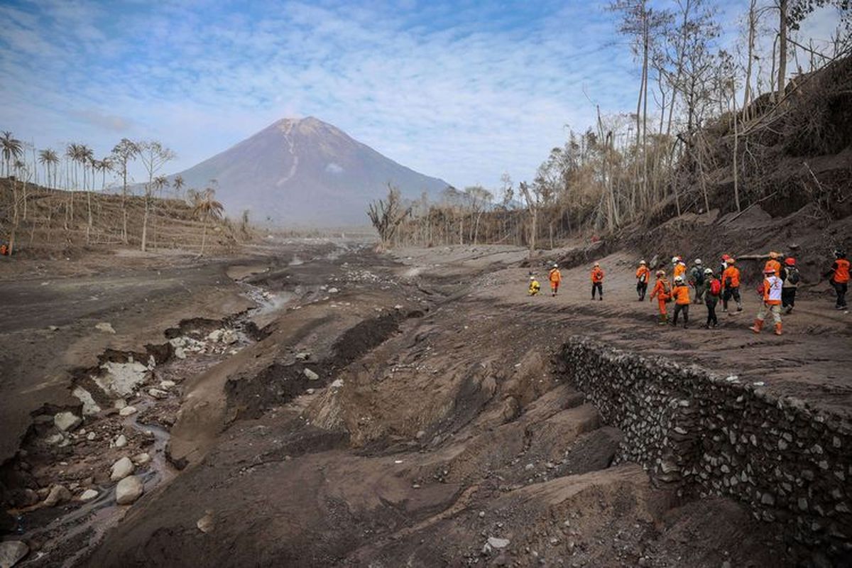 Tim SAR gabungan menyusuri jalur material guguran awan panas Gunung Semeru saat operasi pencarian korban di Dusun Curah Kobokan, Kecamatan Candipuro, Lumajang, Jawa Timur, Rabu (8/12/2021).