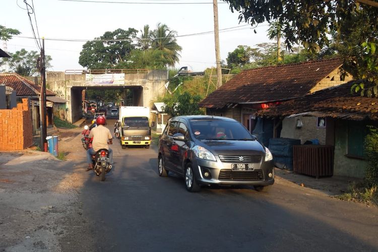 Kondisi ruas jalan Salaeurih, Cianjur, Jawa Barat, Jumat (24/05/2019) petang. Ruas jalan ini akan dijadikan jalur alternatif pada arus mudik lebaran tahun ini di jalur lintas selatan Cianjur