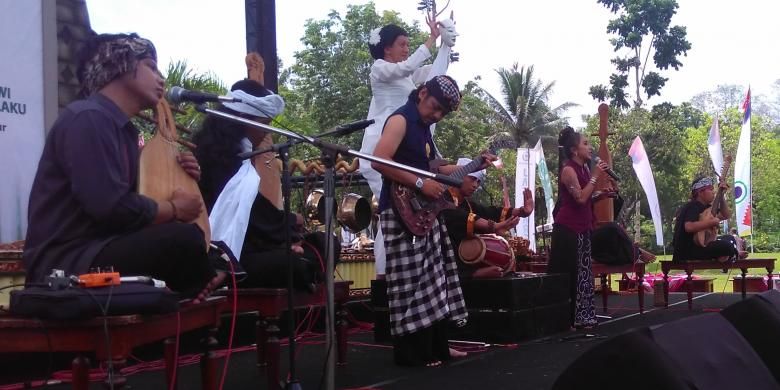 Trie Utami, Dewa Bujana, Didik Nini Thowok, dan musisi Jaringan Kampung Nusantara memainkan alat musik Dawai Karmawibangga pada pembukaan Borobudur Culture Feast, di Borobudur, Sabtu (17/12/2016).