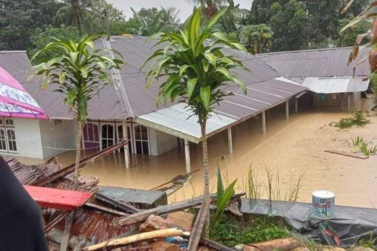 Banjir merendam puluhan rumah warga di Desa kaitetu, Kecamatan Leihitu, Kabupaten Maluku Tengah, Senin (11/7/2022)