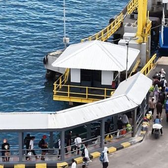 Penumpang dan kendaraan turun dari kapal penyeberangan milik PT ASDP Indonesia Ferry (Persero). Pelabuhan di Indonesia Timur buka 24 jam saat musim Lebaran.