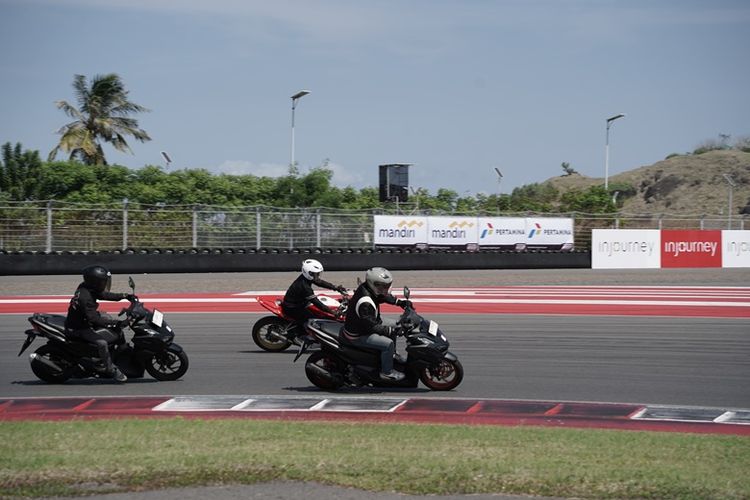 Sejumlah pengendara Honda mendapatkan kesempatan untuk mengaspal di Sirkuit Internasional Mandalika.