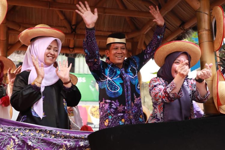 Pj Bupati Tangerang Andy Ony menghadiri langsung parade lomba mobil hias kriya dan budaya dalam rangka HUT ke-44 Dekranas di Solo, Rabu (15/5/2024). 