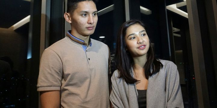 Artis peran Mikha Tambayong bersama kekasihnya pebasket Daniel Wenas saat menyaksikan Top 5 Indonesian Idol 2018 di MNC Studios, Kebon Jeruk, Jakarta Barat, Senin (19/3/2018).