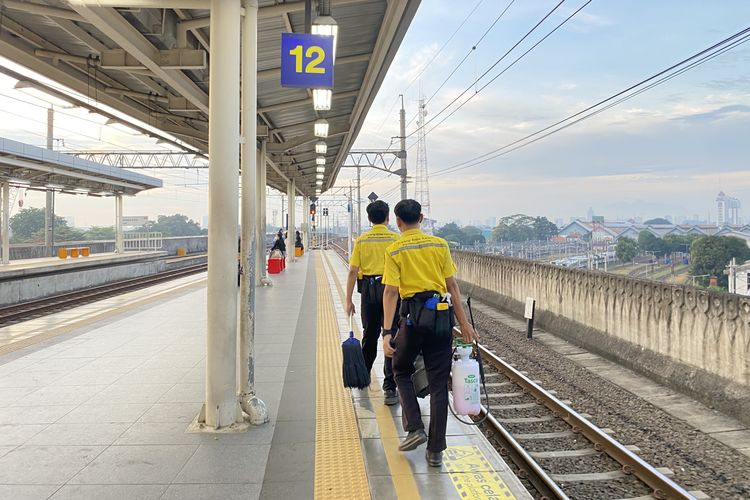 Stasiun Manggarai Pagi Hari Jelang Lebaran Sepi, Tanpa Desak-desakan Penumpang