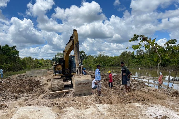 Kondisi jalan rusak Dusun Pendamaran, Desa Tuana Tuha, Kecamatan Kenohan, Kabupaten Kukar, Kaltim yang sedang dalam perbaikan, Rabu (23/2/2022).