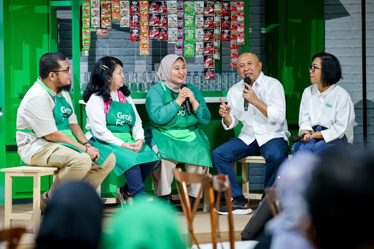 Menteri Koperasi dan Usaha Kecil Menengah, Masduki Teten dalam acara peringatan Hari UMKM Nasional bersama Komunitas Mitra Merchant Grab Indonesia di Jakarta.