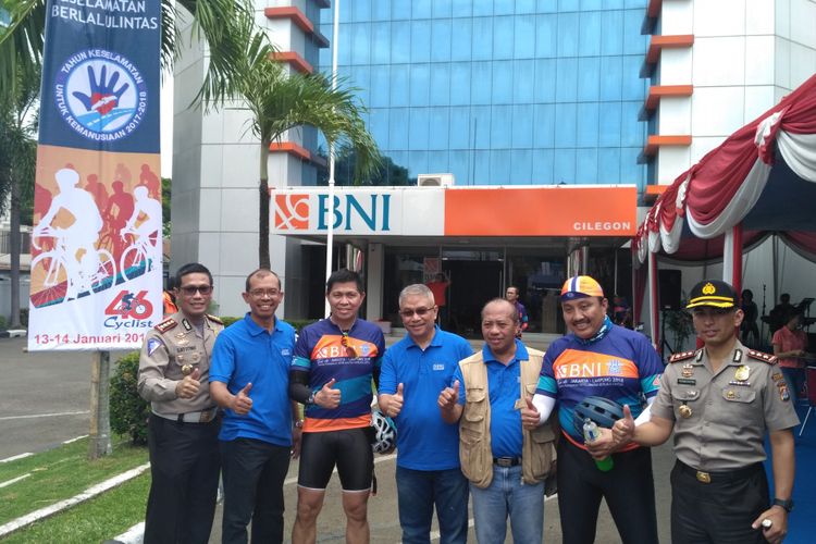 Kakorlantas Polri Irjen Pol Royke Lumowa foto bersama saat tiba di check point di BNI Cilegon, Sabtu (13/1/2018).