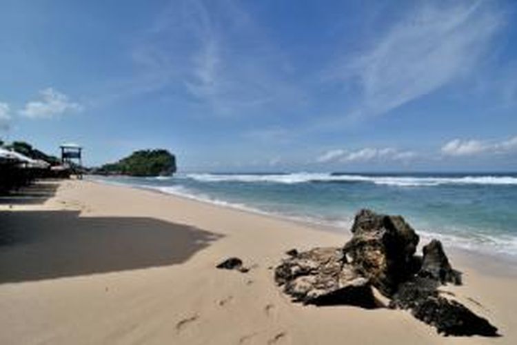 Pantai Pulang Sawal atau dikenal sebagai Pantai Indrayanti terletak di kawasan pantai Sundak, Kecamatan Tepus, Kabupaten Gunungkidul, Provinsi DIY.