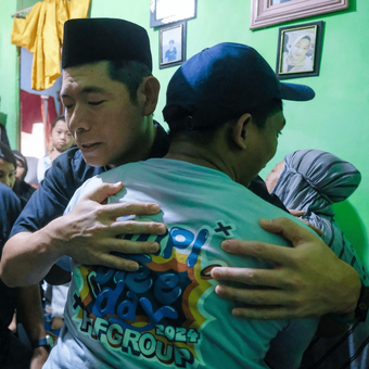 Group CEO & Co-Founder Grab Anthony Tan terbang dari Singapura ke Kota Makassar untuk menyampaikan belasungkawa sekaligus memberikan dukungan kepada keluarga almarhum Rusdamdiansyah (Dandi), mitra pengemudi Grab yang berpulang pada Jumat (29/8/2025). 