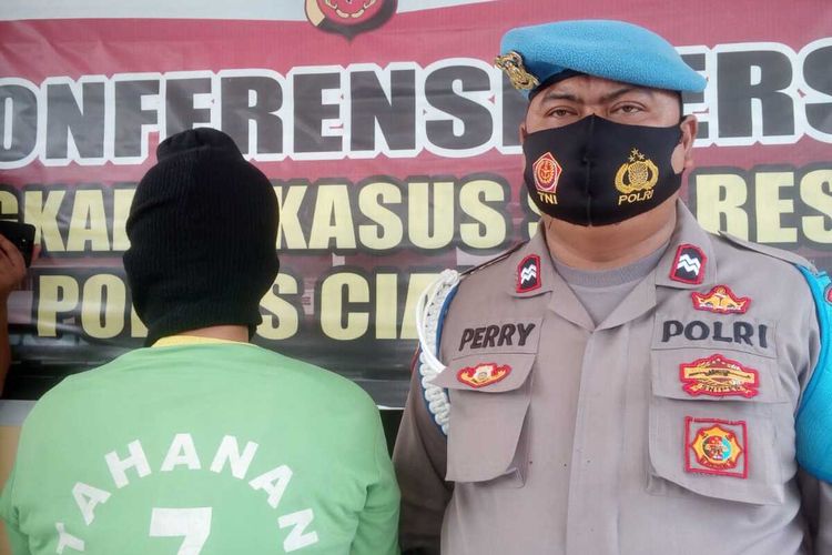 Polisi meringkus AD (43), seorang tukang pijat di Kabupaten Cianjur, Jawa Barat, yang mencabuli seorang siswi SMK