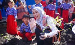 Kenalkan Literasi Hijau, Bunda PAUD Riau Ajak Anak TK di Pekanbaru Tanam Pohon