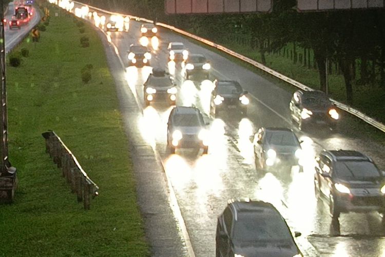 Malam Ini Kendaraan Melintas Tol Cipali Naik 40 Persen, One Way Diberlakukan