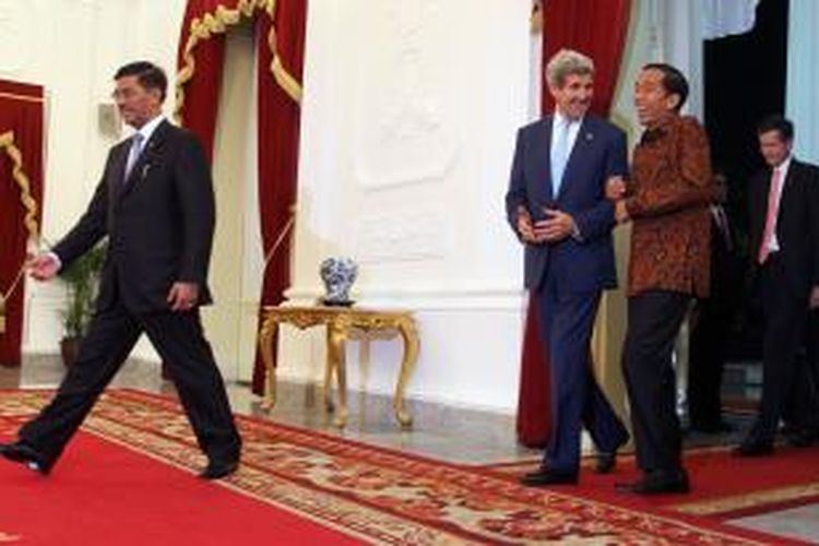 Presiden Joko Widodo terkekeh saat bercanda dengan Menteri Luar Negeri Amerika Serikat John Kerry (dua kiri) dalam kunjungan kenegaraan di Istana Merdeka, Jakarta, Senin (20/10/2014). Kunjungan kenegaraan tersebut merupakan kunjungan pertama bagi Jokowi setelah dilantik sebagai Presiden.