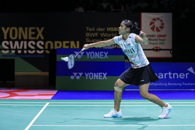 Tunggal putri Indonesia, Gregoria Mariska Tunjung, saat bertanding kontra utusan Thailand, Pornpawee Chochuwong, dalam semifinal Swiss Open 2023. Laga Gregoria vs Pornpawee bergulir di St. Jakobshalle, Basel, pada Sabtu (25/3/2023). Dalam laga itu, Gregoria kalah dari Pornpawee melalui permainan tiga gim 21-18, 13-21, 17-21. Artikel ini berisi hasil lengkap Spain Masters 2023.